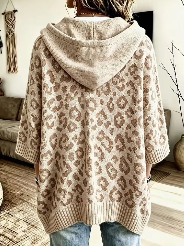 Jocasta - Übergrosser Strickhoodie mit Leo-Print