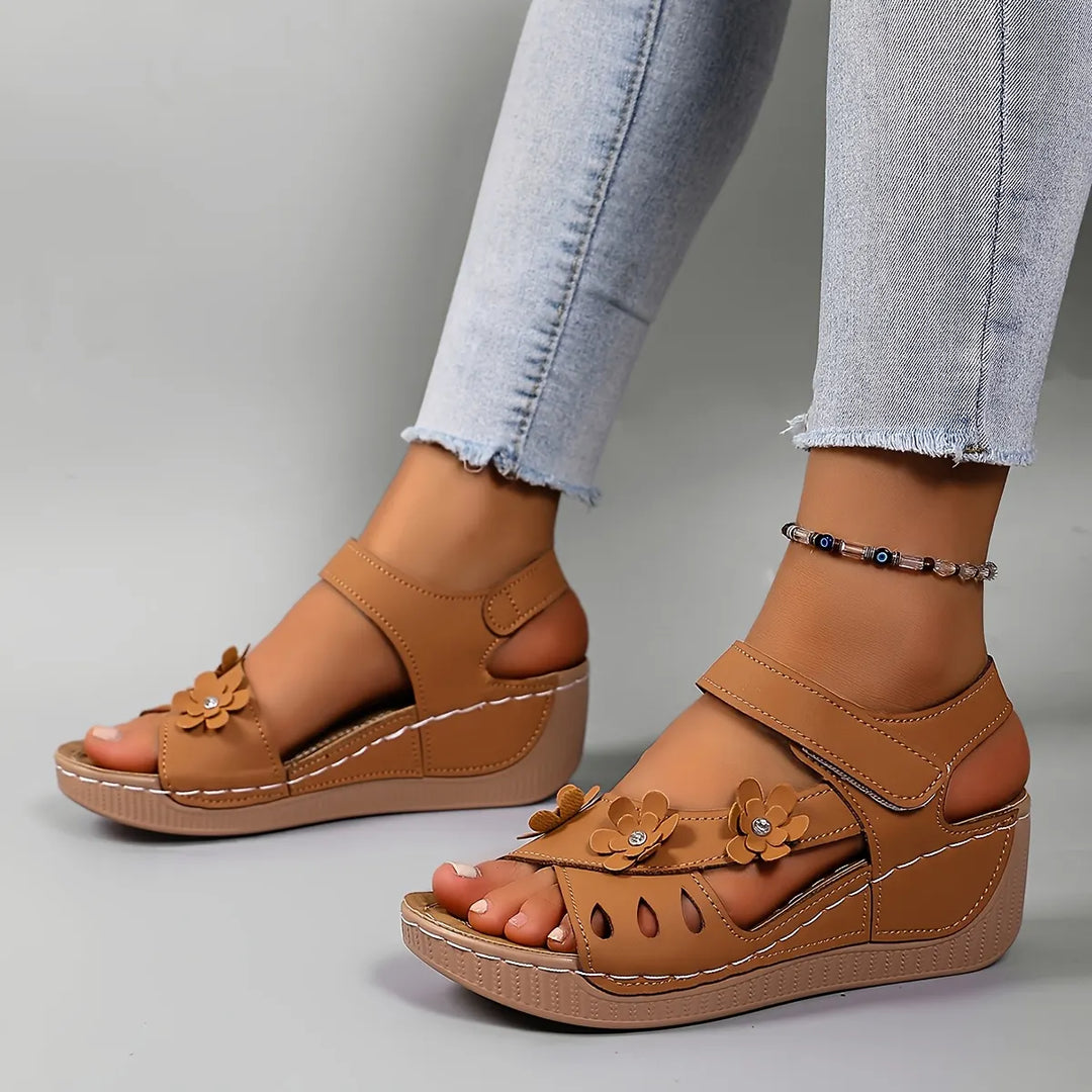 Fiorelia - Florale Komfort-Keilsandalen