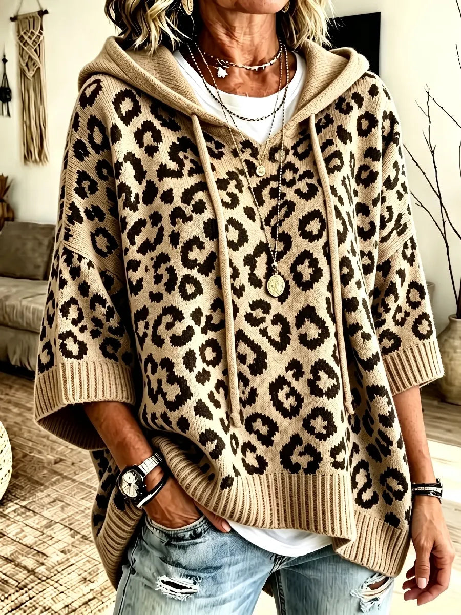 Jocasta - Übergrosser Strickhoodie mit Leo-Print