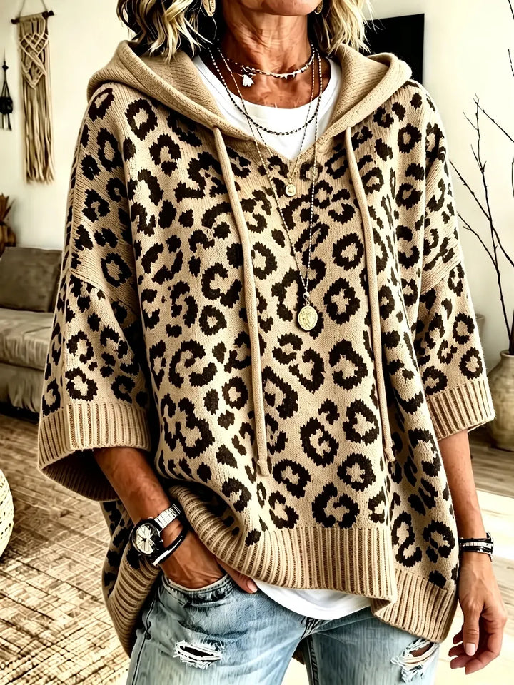 Jocasta - Übergrosser Strickhoodie mit Leo-Print
