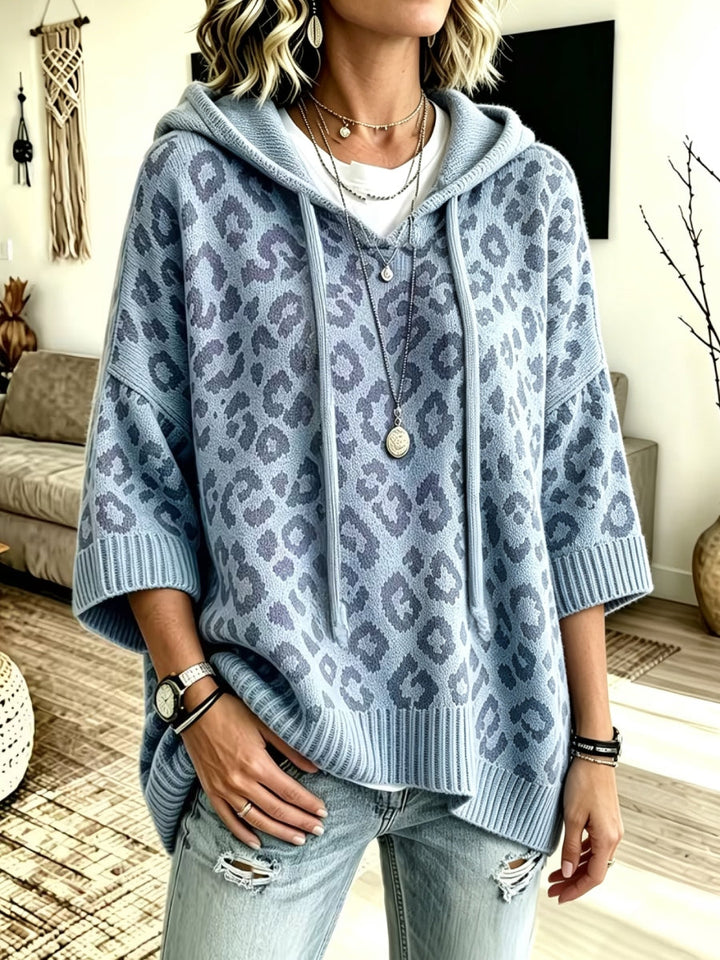 Jocasta - Übergrosser Strickhoodie mit Leo-Print