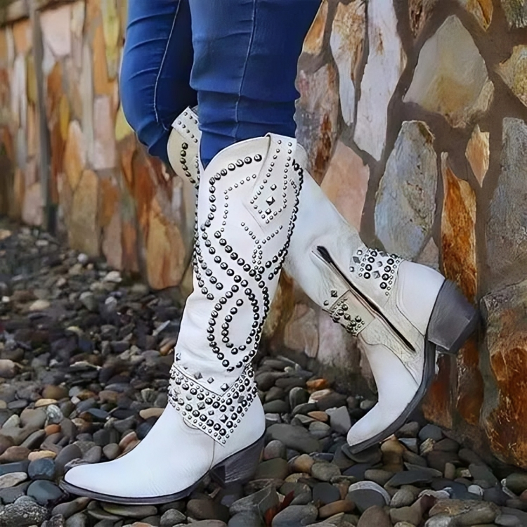 Sylverelle - Nietenbesetzte Westernstiefel im Vintage-Stil