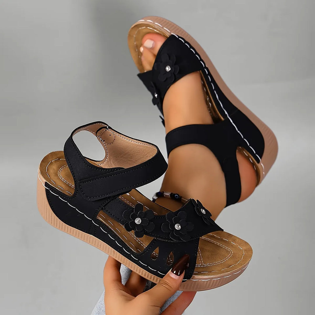 Fiorelia - Florale Komfort-Keilsandalen