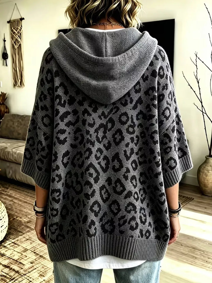 Jocasta - Übergrosser Strickhoodie mit Leo-Print
