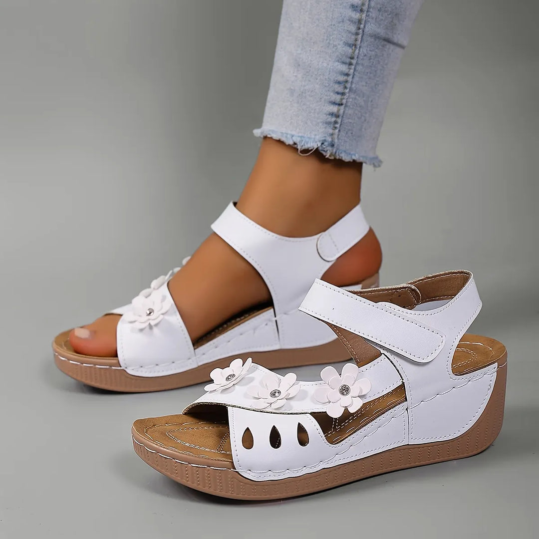 Fiorelia - Florale Komfort-Keilsandalen