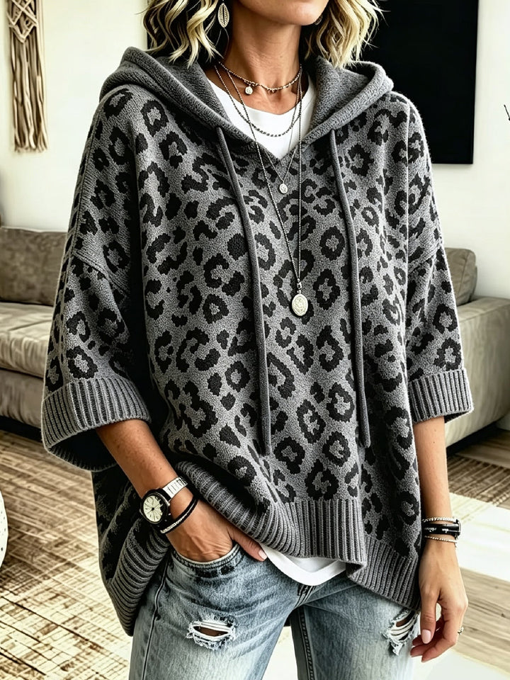Jocasta - Übergrosser Strickhoodie mit Leo-Print
