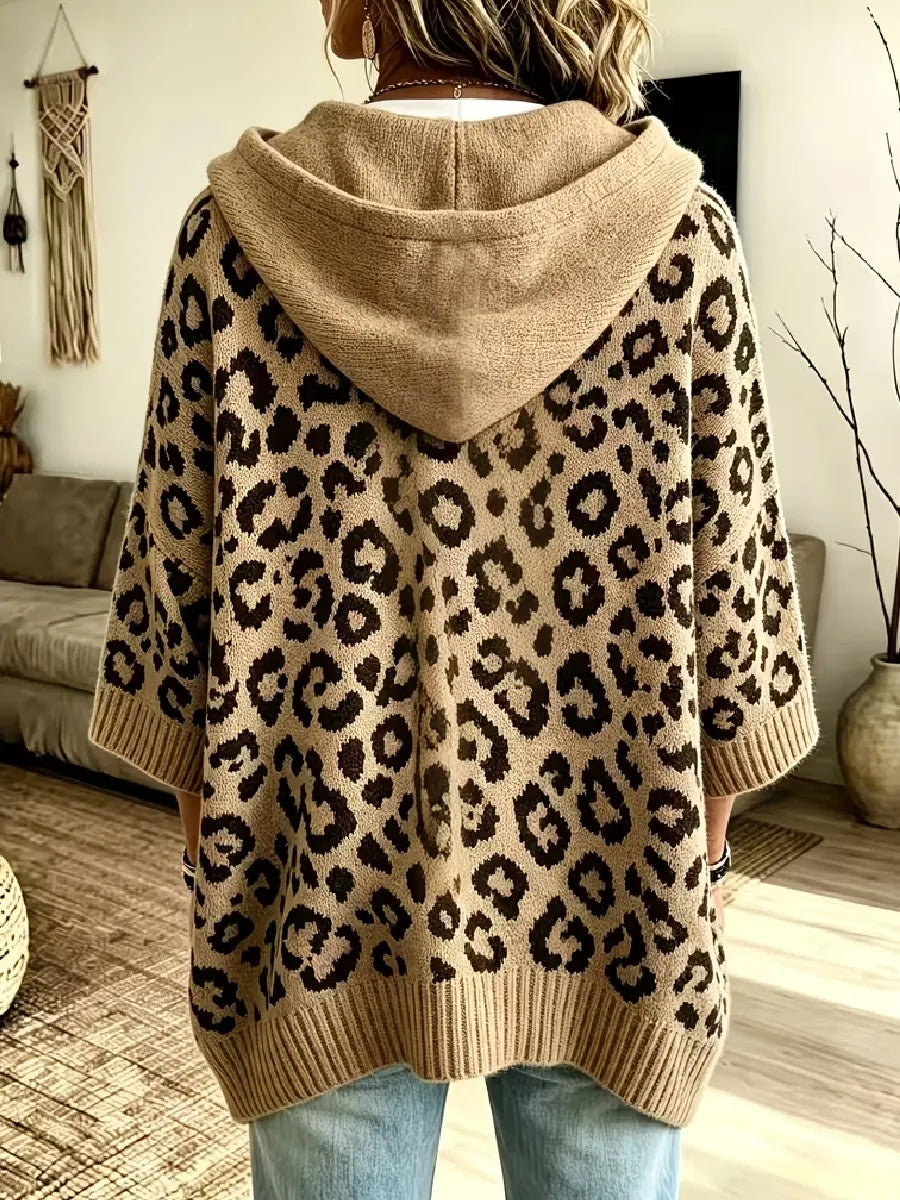 Jocasta - Übergrosser Strickhoodie mit Leo-Print