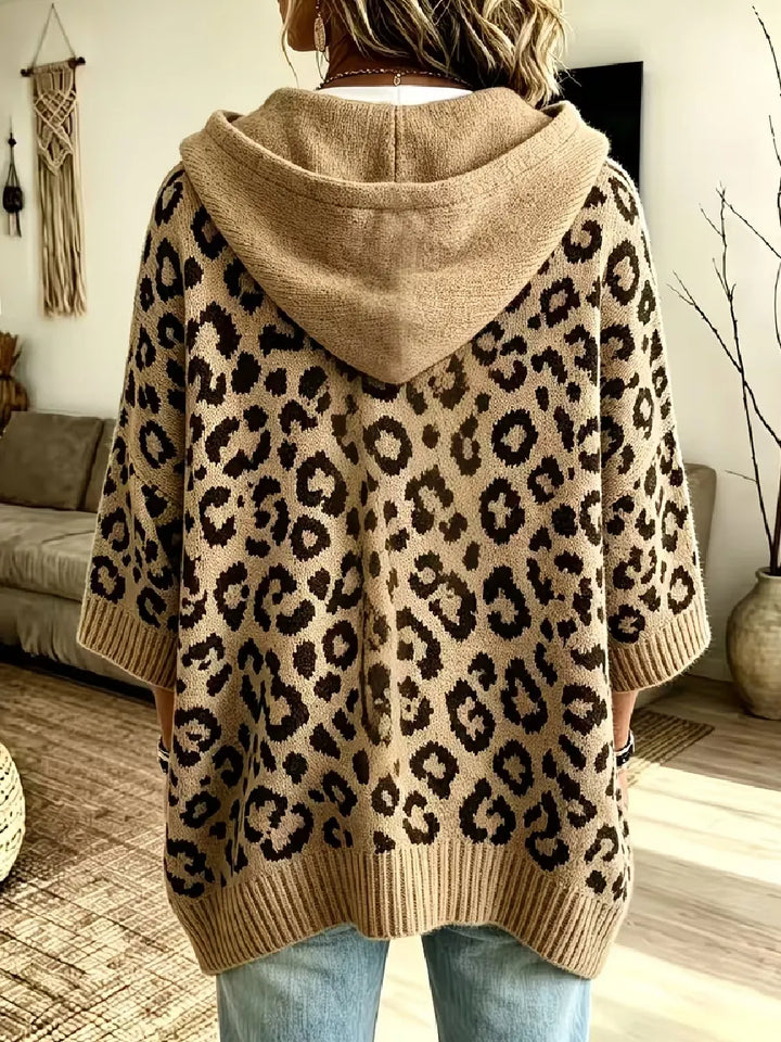 Jocasta - Übergrosser Strickhoodie mit Leo-Print