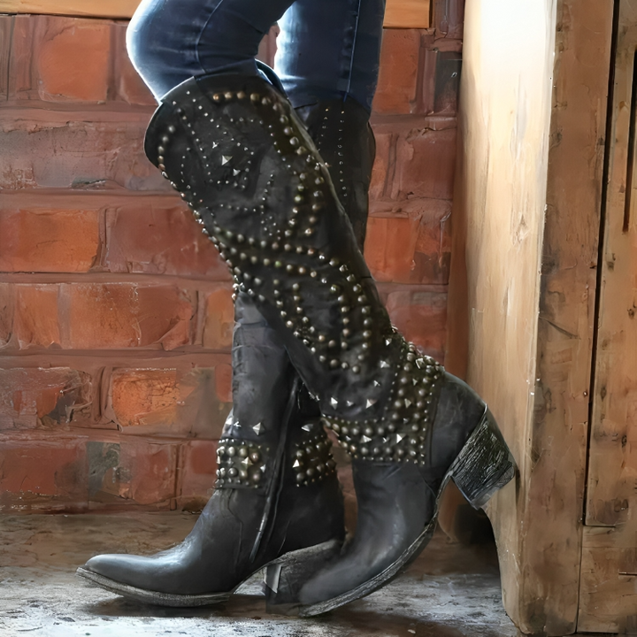 Sylverelle - Nietenbesetzte Westernstiefel im Vintage-Stil
