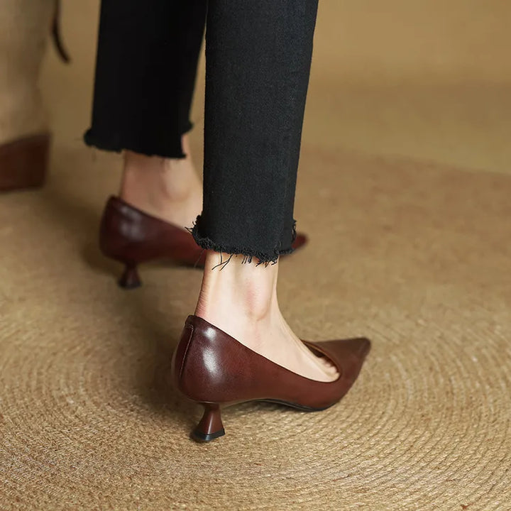 Serelina - Elegante spitz zulaufende Kitten-Heel-Pumps