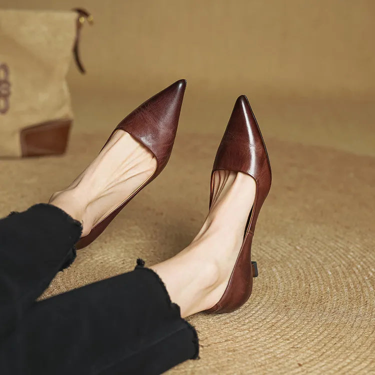 Serelina - Elegante spitz zulaufende Kitten-Heel-Pumps