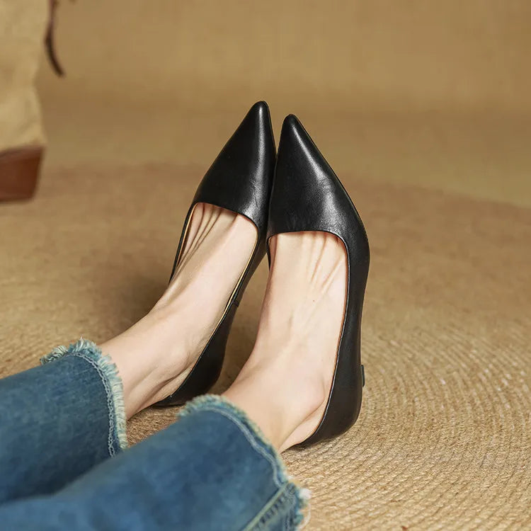 Serelina - Elegante spitz zulaufende Kitten-Heel-Pumps