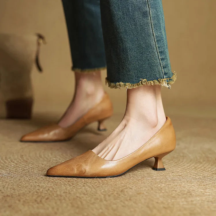 Serelina - Elegante spitz zulaufende Kitten-Heel-Pumps