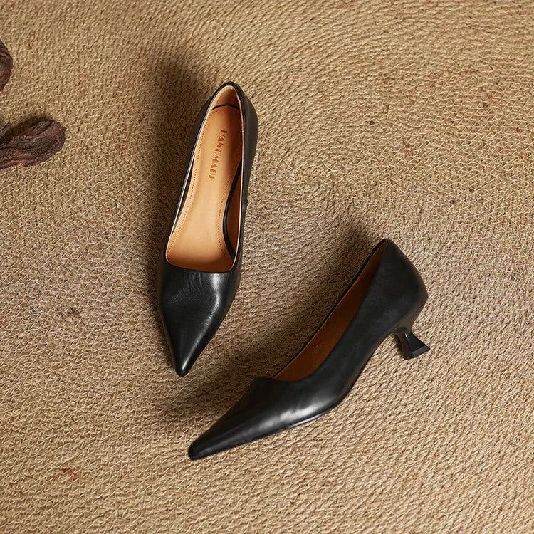 Serelina - Elegante spitz zulaufende Kitten-Heel-Pumps