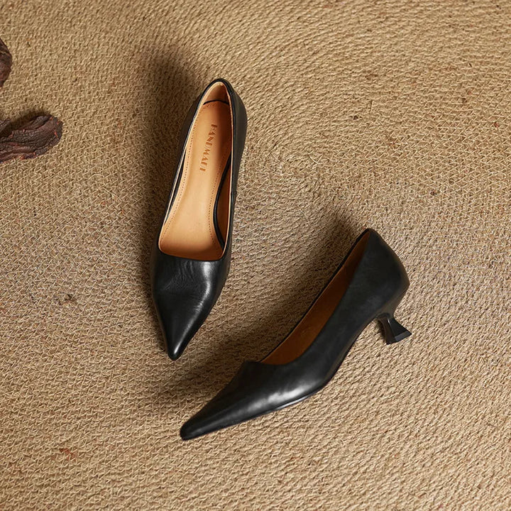 Serelina - Elegante spitz zulaufende Kitten-Heel-Pumps