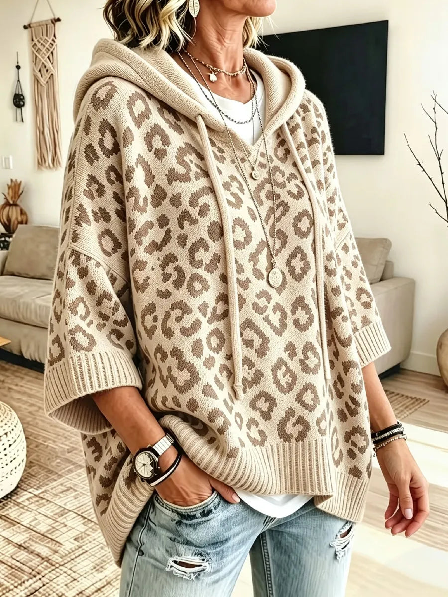 Jocasta - Übergrosser Strickhoodie mit Leo-Print
