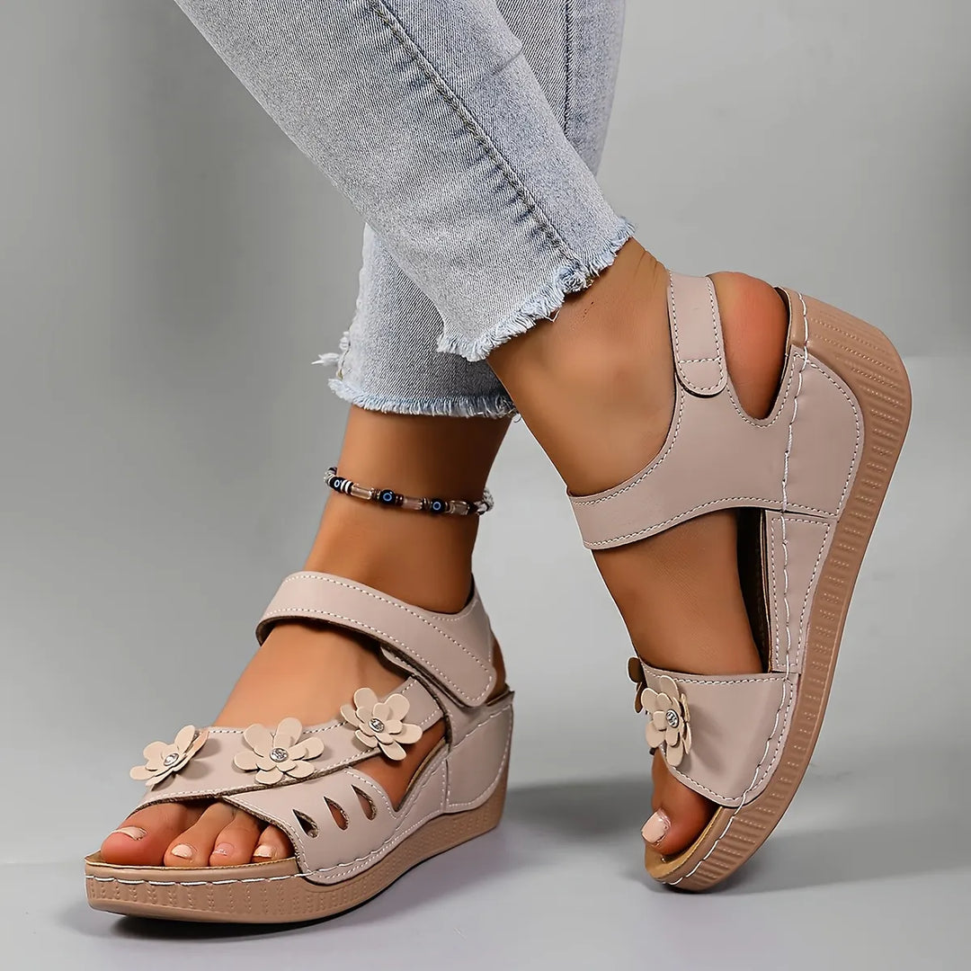 Fiorelia - Florale Komfort-Keilsandalen