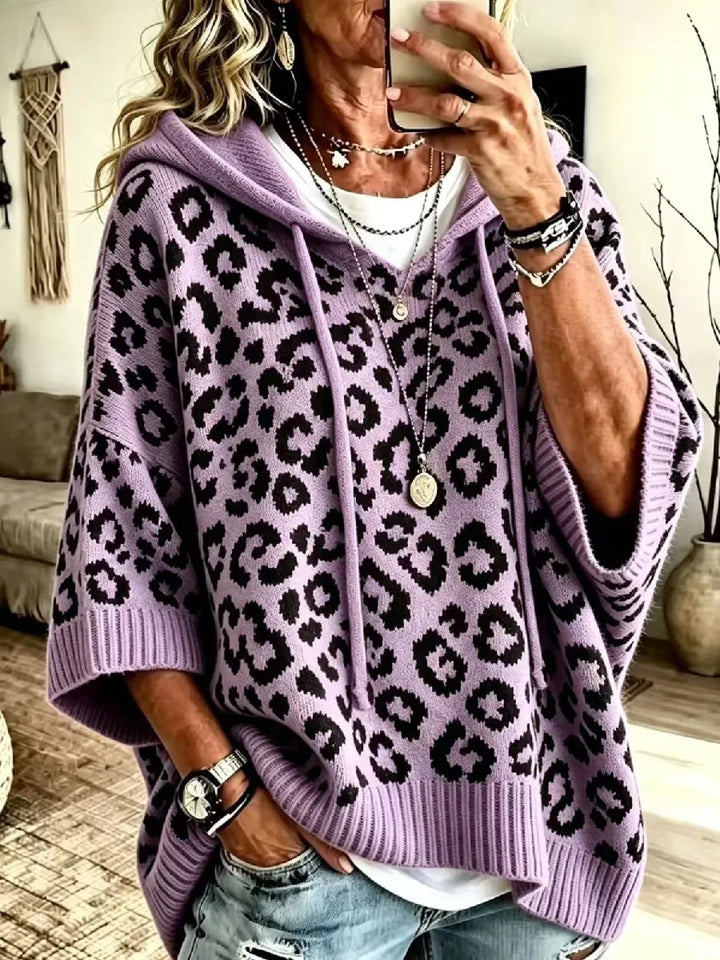 Jocasta - Übergrosser Strickhoodie mit Leo-Print