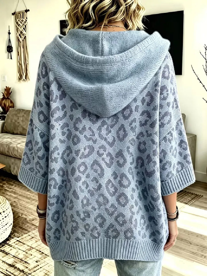 Jocasta - Übergrosser Strickhoodie mit Leo-Print