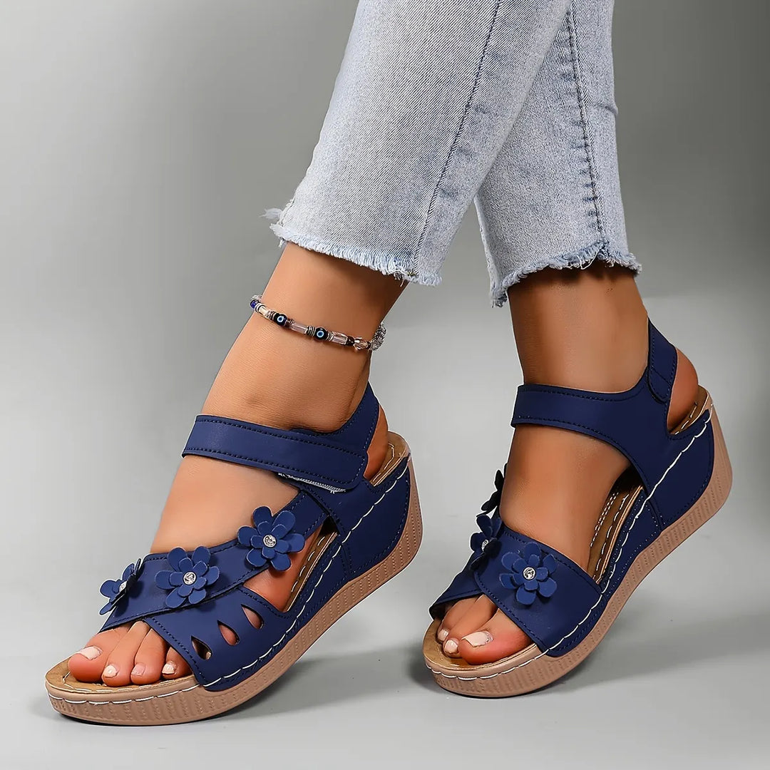 Fiorelia - Florale Komfort-Keilsandalen