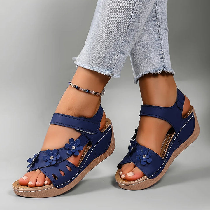 Fiorelia - Florale Komfort-Keilsandalen