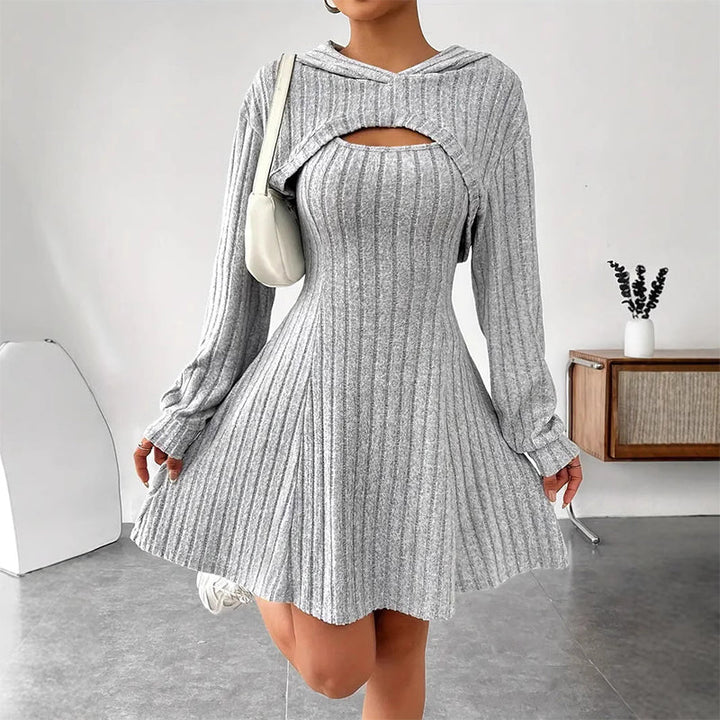 Mirellia - Strick-Minikleid mit Kapuze und Cut-out-Detail